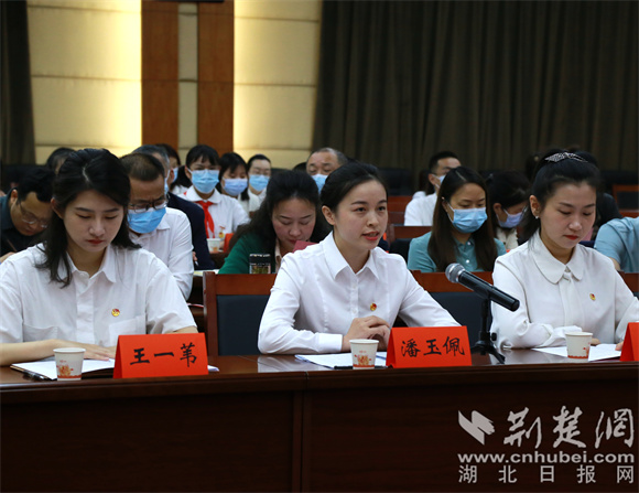 青年代表座谈交流1.jpg