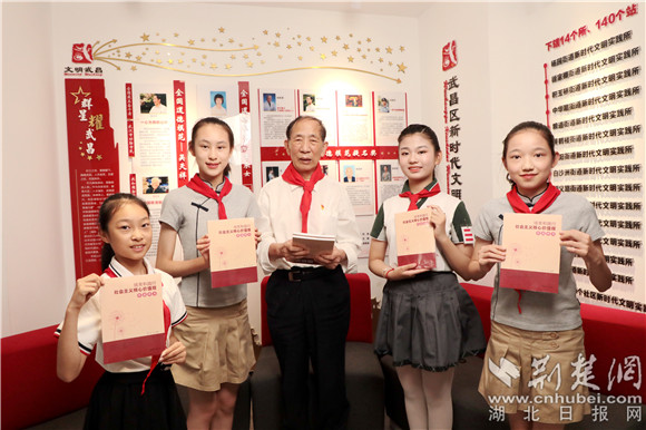 吴天祥为孩子们送来“六一”儿童节礼物3.jpg