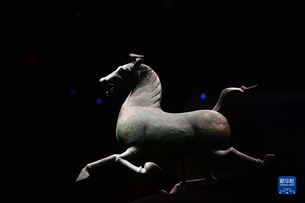 甘肃省博物馆的"镇馆之宝"——铜奔马,又称"马踏飞燕",通高34.