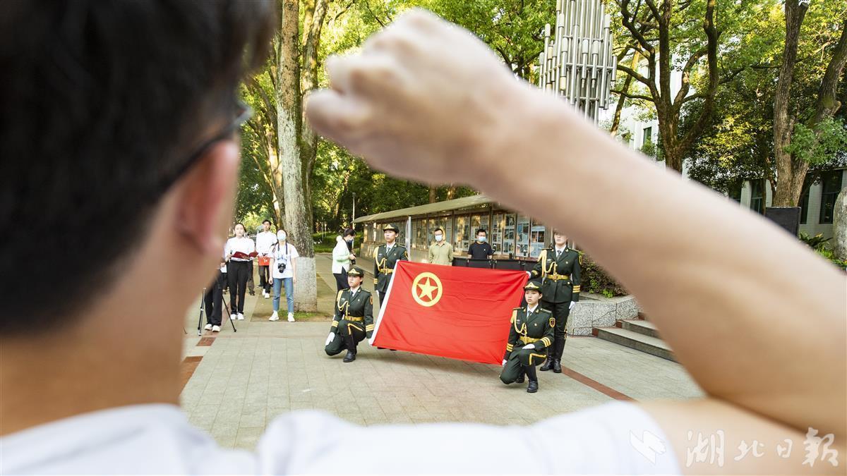 学校师生代表一同观看了升旗仪式,共唱团歌并与团旗合影