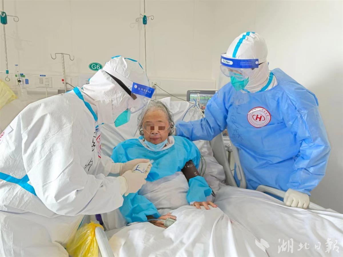 快递锦旗到汉致谢，68岁上海患者感激援沪医疗队救治之恩