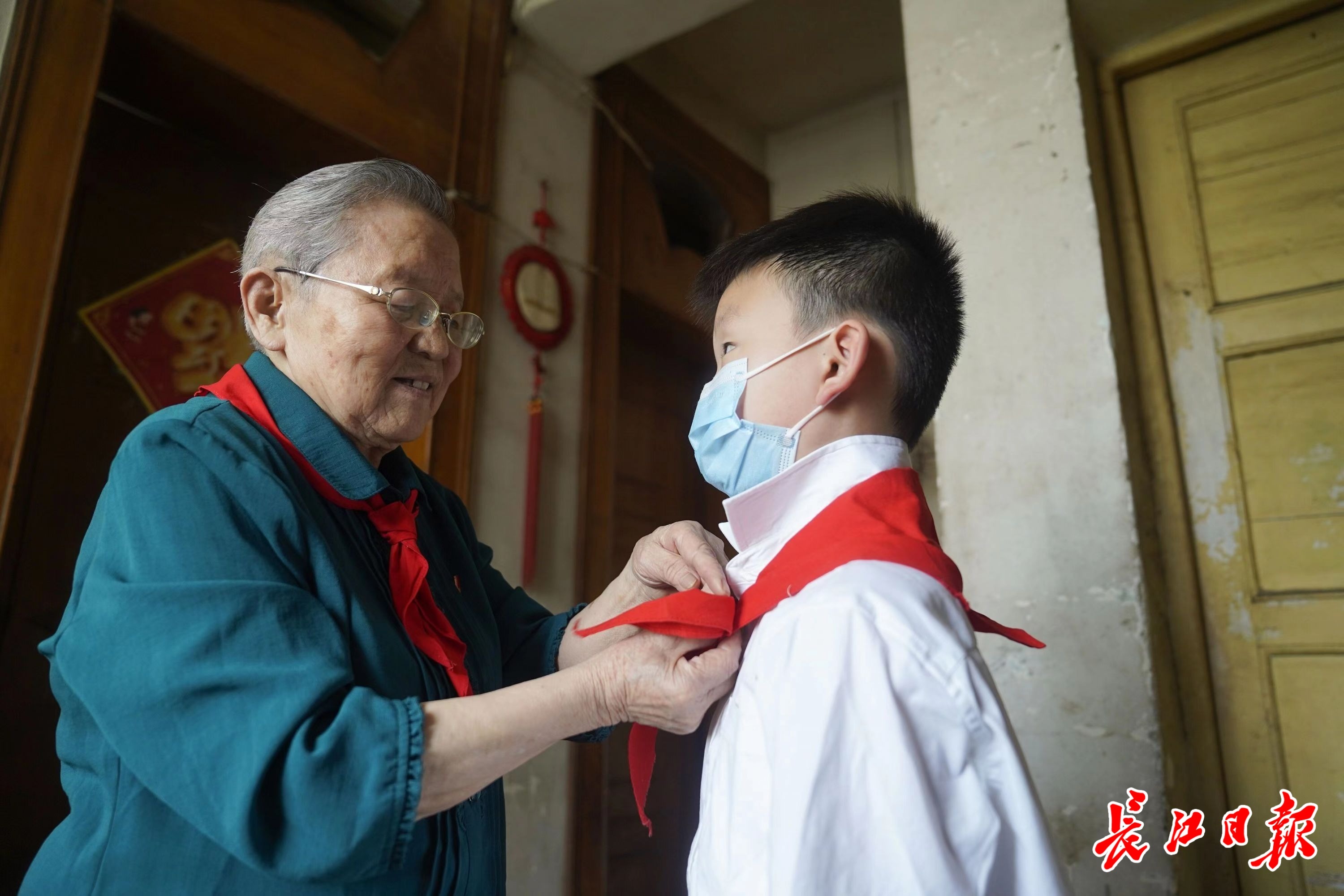 今年85岁的魏需武是新中国第一批少先队员,魏奶奶为一年级(4)班学生王