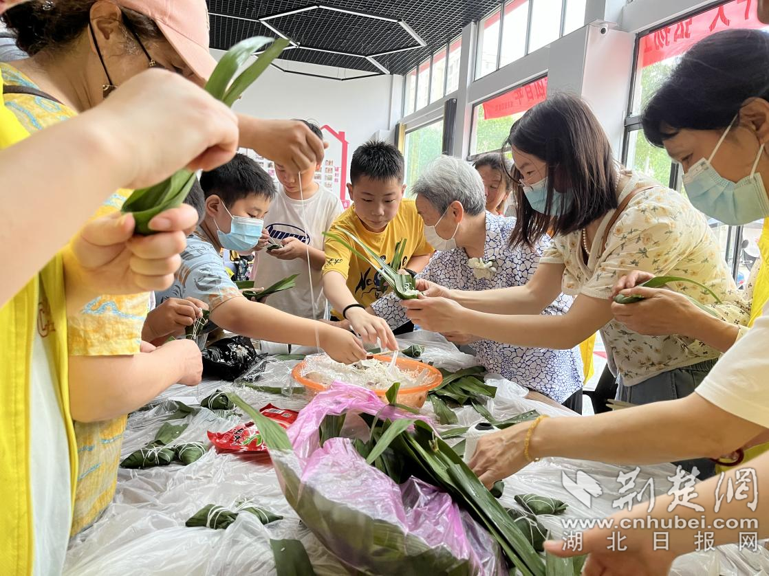 城关镇社工站  彭芳摄.png.png