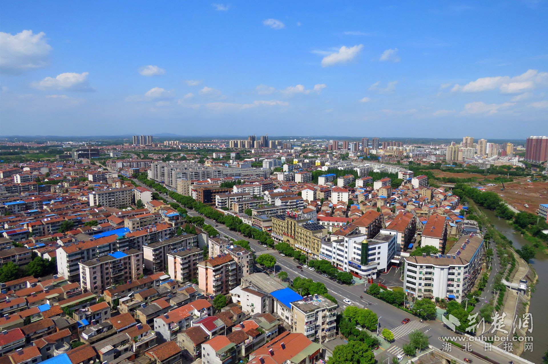 石柱山上瞰解放社区 摄影：胡日新.jpg.jpg