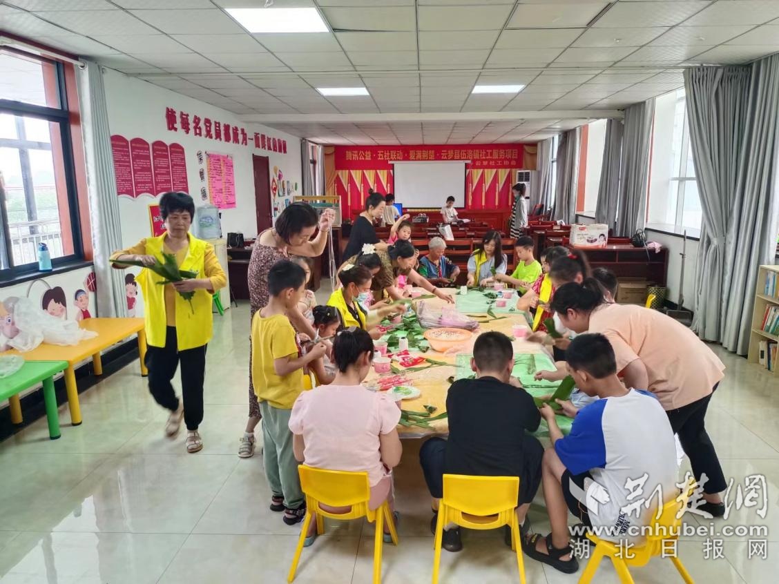 伍洛镇社工站  白贺群摄.png.png