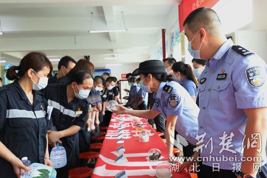 2022年6月24日，湖北武汉，江岸车辆段内。武汉铁路公安处民警向铁路职工展示毒品模型，并讲解毒品知识，钟鹏宇摄。（副本）.jp