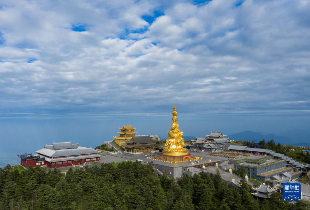 峨眉山景区金顶和万佛顶(6月5日摄,无人机照片.