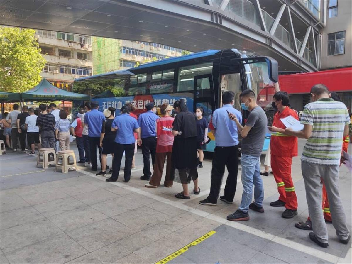 武汉荣华街道组织47名志愿者踊跃献血