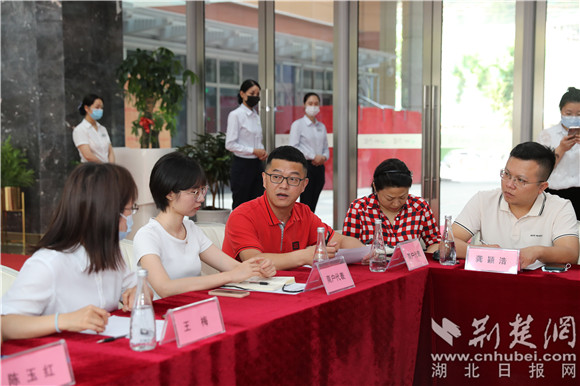 商户代表与工作人员沟通（邓洲 摄）.jpg