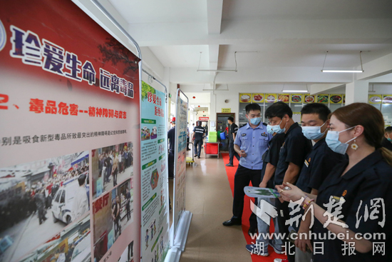 2022年6月24日，湖北武汉，江岸车辆段内，武汉铁路公安处民警向铁路职工讲解禁毒知识，闫育森摄(副本)。.jpg