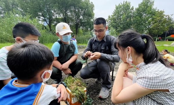 一竞技app种草小学生弯腰改造武汉“水下森林”(图4)