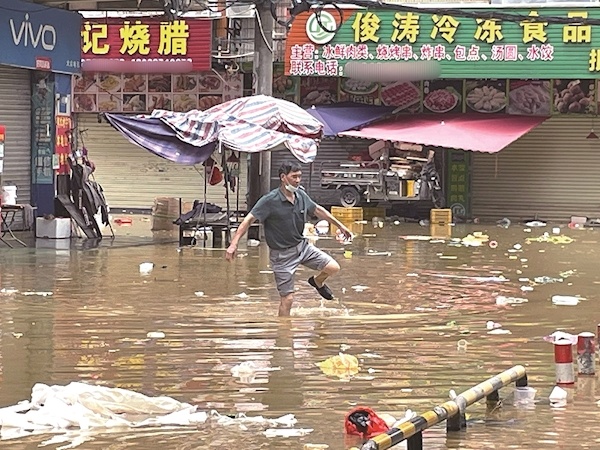 广东英德特大洪水，洪水淹没两层楼，船主转运400人