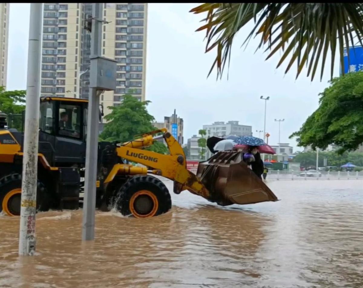 网传视频显示,在一条严重积水的道路上,一台铲车正在水中"乘风破浪"