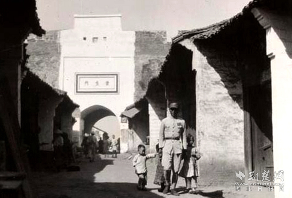 16-1-2民国时期26军拍摄的资生门 翻拍：胡日新.jpg