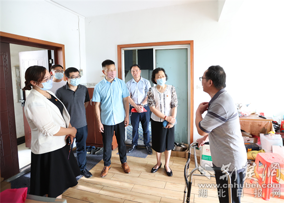 专家组上门慰问老党员.png.png