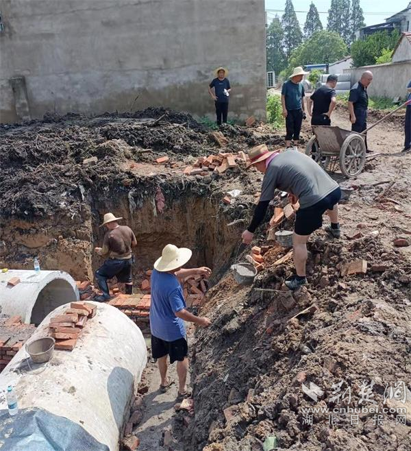 干群一起修建排水管网。万新文 摄.png.png