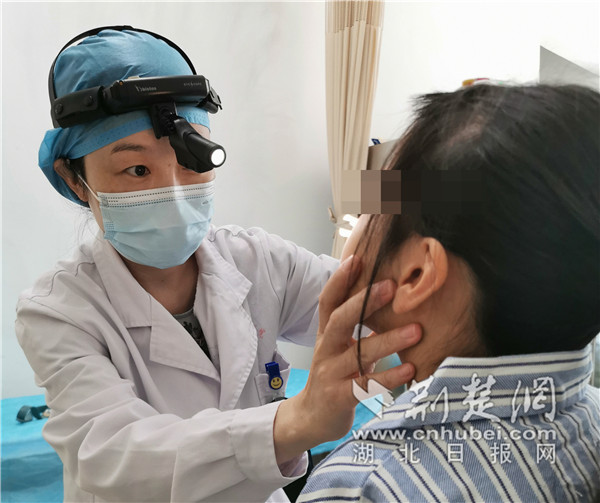 耳鼻喉科专家在为小患者做检查.jpg