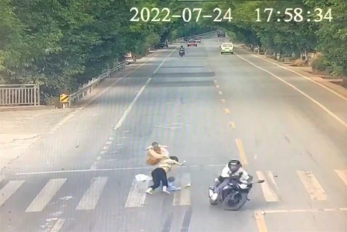 一什么治疗车女子带两孩子过马路时被摩托车撞飞，医院：一孩子脾脏破裂，已转院治疗-上海聚慕医疗器械有限公司