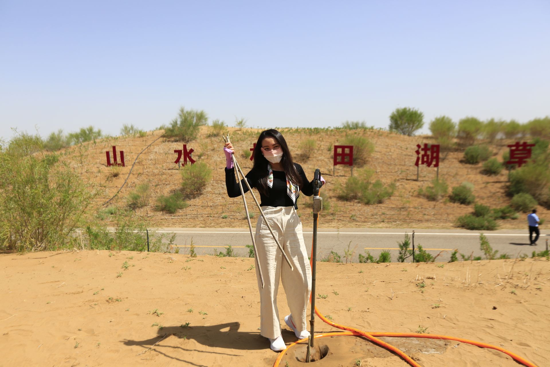 【2022打卡中国】感受“沙漠变绿洲”的神奇 外国网红直呼“Amazing！”