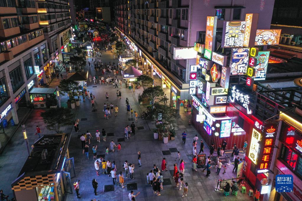 近年来,贵州省贵阳市南明区将青云路纳入夜市"退街入室"规划,在保留