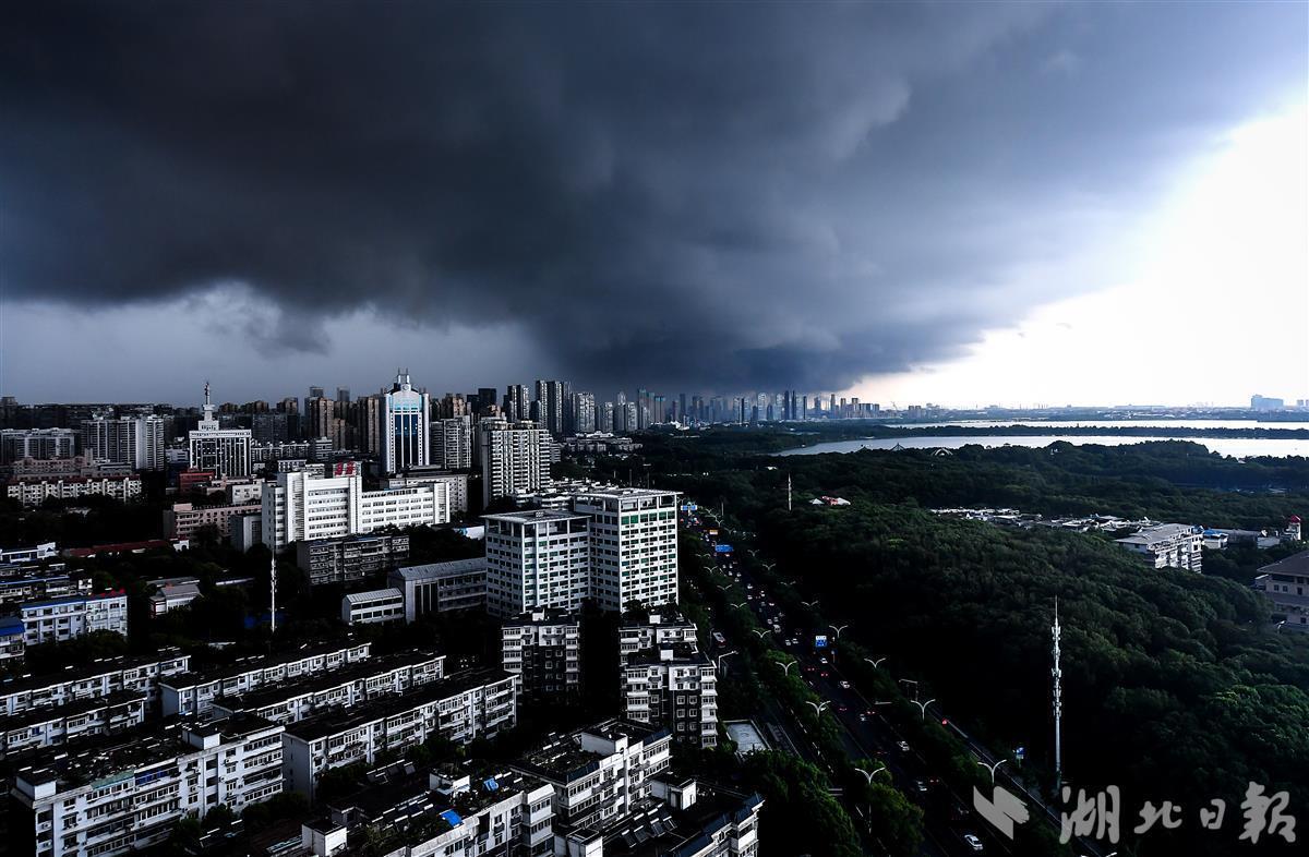 暴雨来袭武汉降温