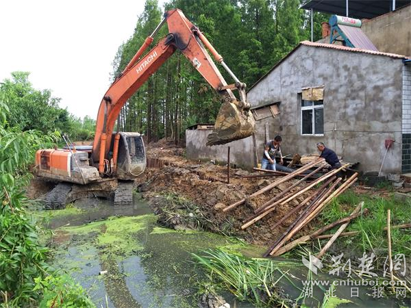 治理村庄行水沟渠。万清平 摄.png.png