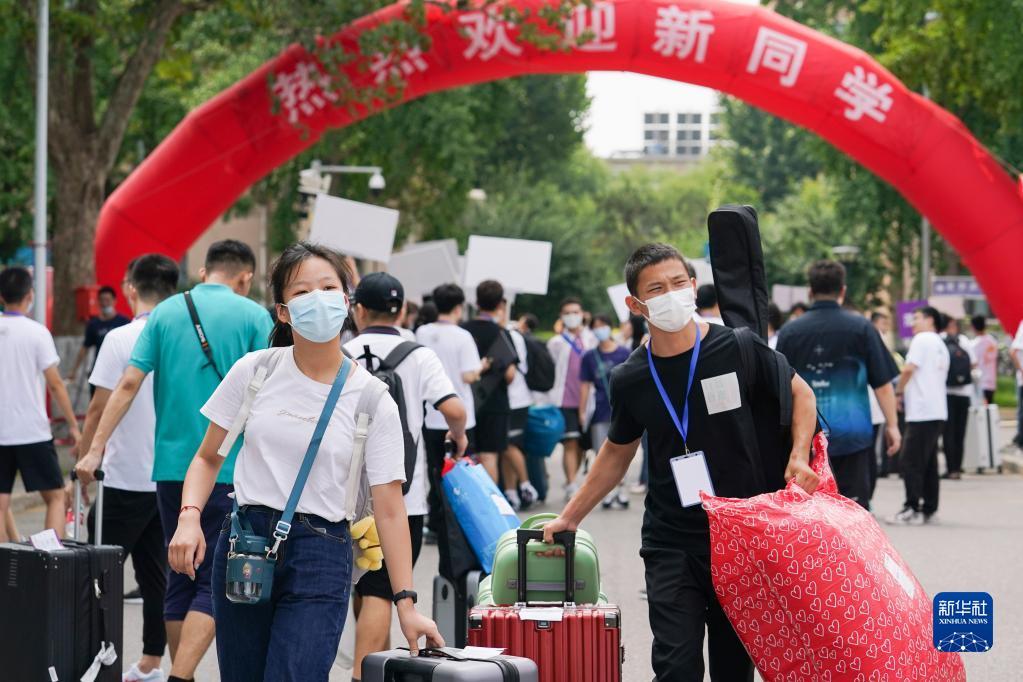 当日,清华大学3700余名2022级本科新生入学报到,开启大学生活.