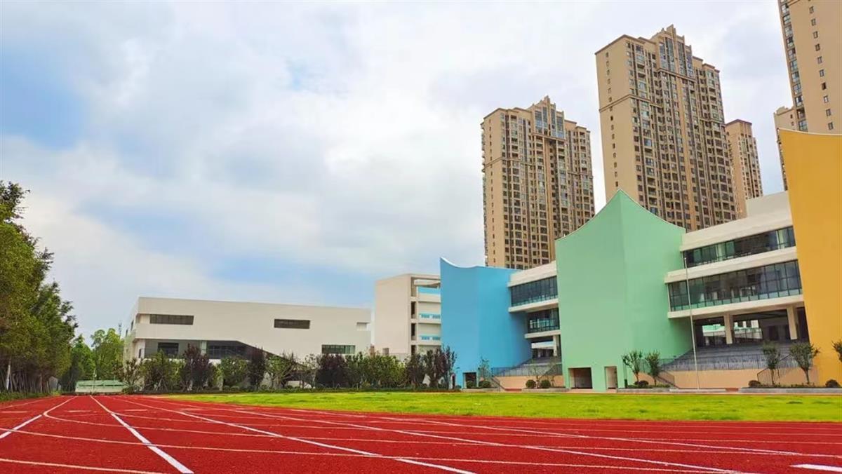 今秋开学,该区有墨水湖小学东校区,芳草小学西校区,墨水湖中学3所中