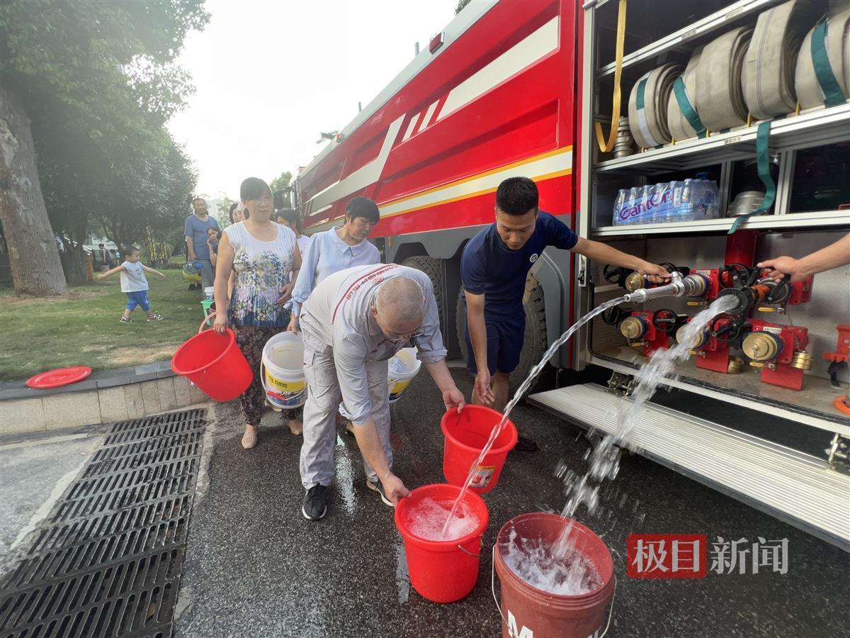 200余户居民严重缺水十堰张湾消防及时送水