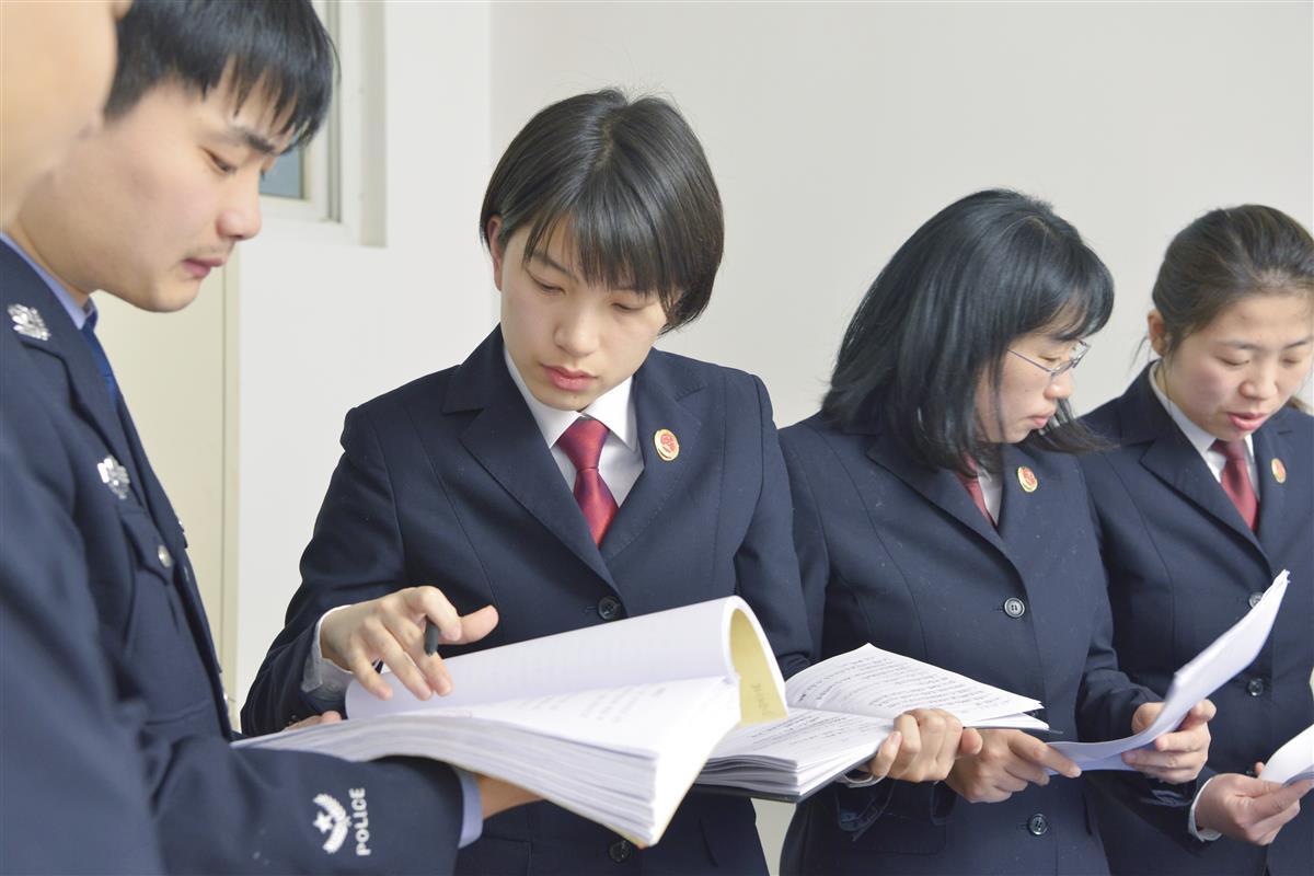 全国“人民满意的公务员”何娅茜：侠骨柔情捍正义(图4)