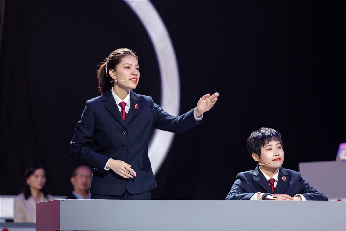 全国“人民满意的公务员”何娅茜：侠骨柔情捍正义(图5)