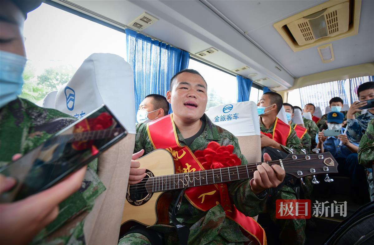 弹起吉他，踏歌而行，800多名预定新兵在汉启程奔赴军营