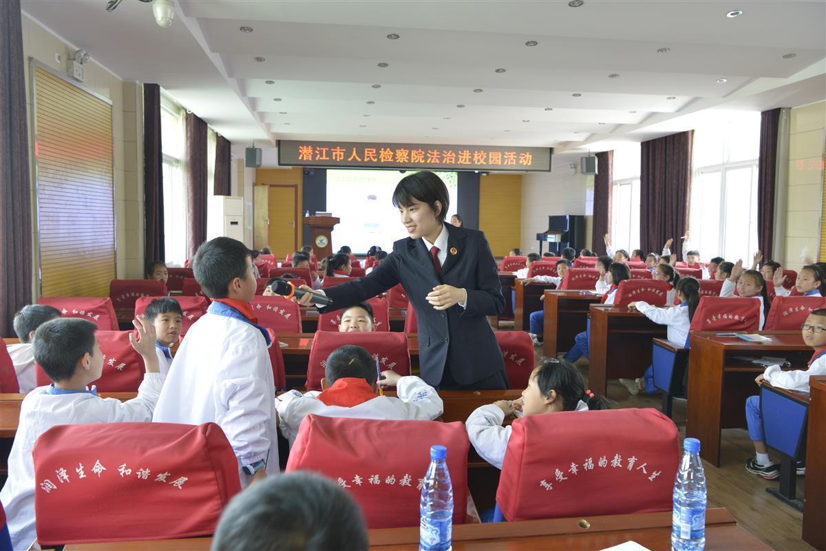 全国“人民满意的公务员”何娅茜：侠骨柔情捍正义(图3)