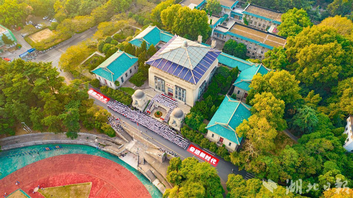 用歌声献礼盛世华诞，武汉大学举行国庆升旗仪式