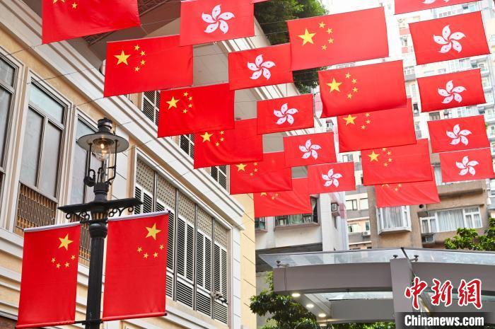 香港喜迎国庆 “中国红”成最亮眼风景