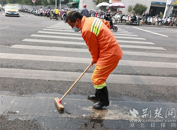 专洗城市路面油渍，洪山区活跃着一支“油渍突击清洗队”.jpg