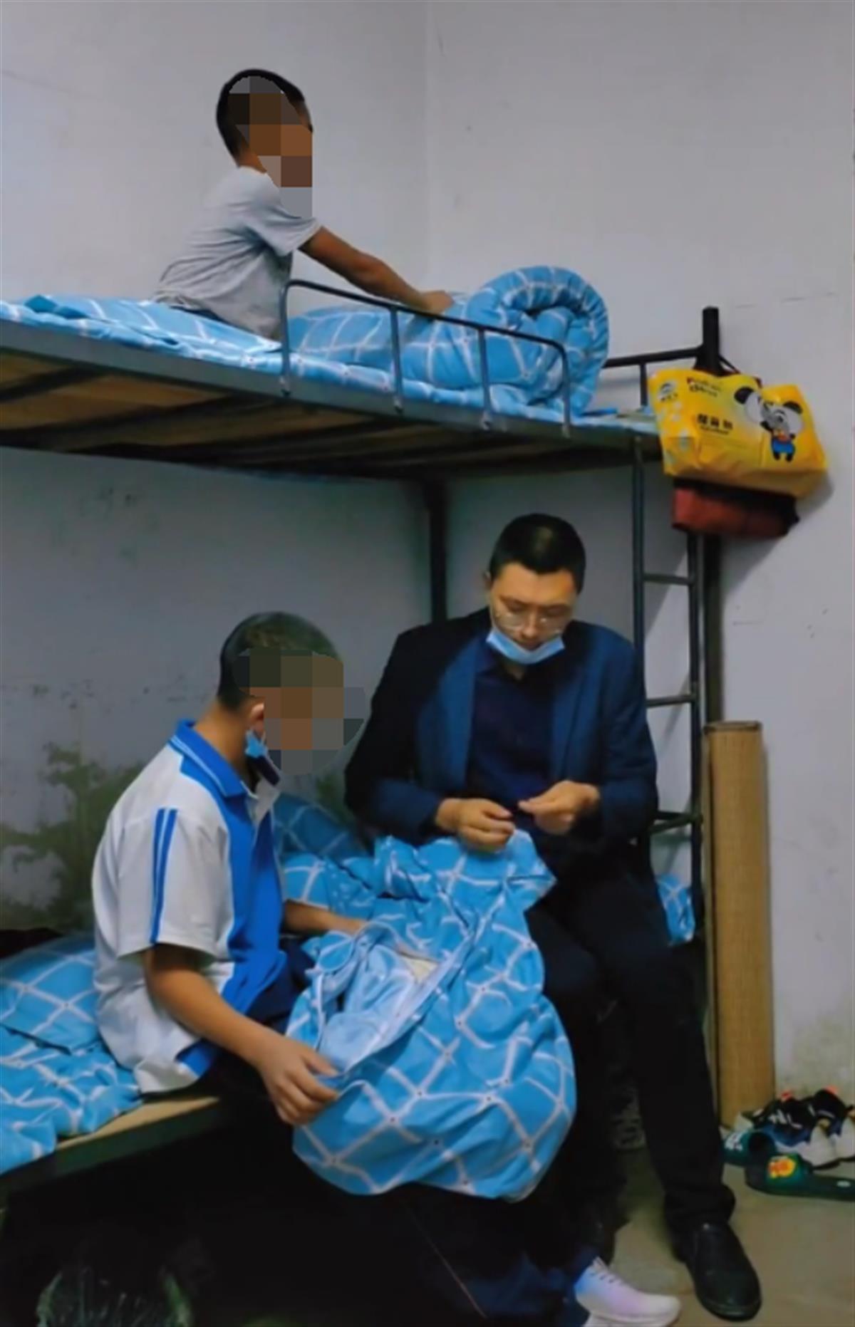 男老师动作娴熟为学生缝补被套：“平时我自