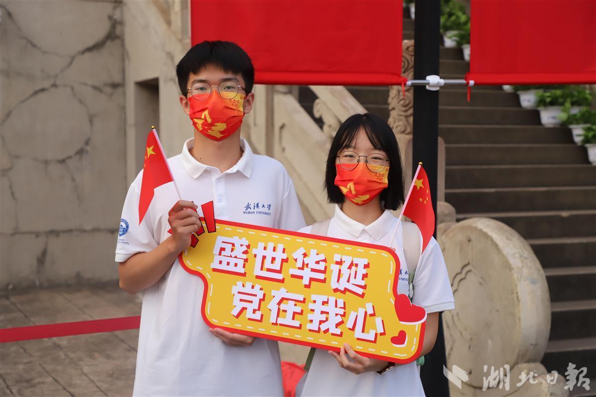 用歌声献礼盛世华诞，武汉大学举行国庆升旗仪式