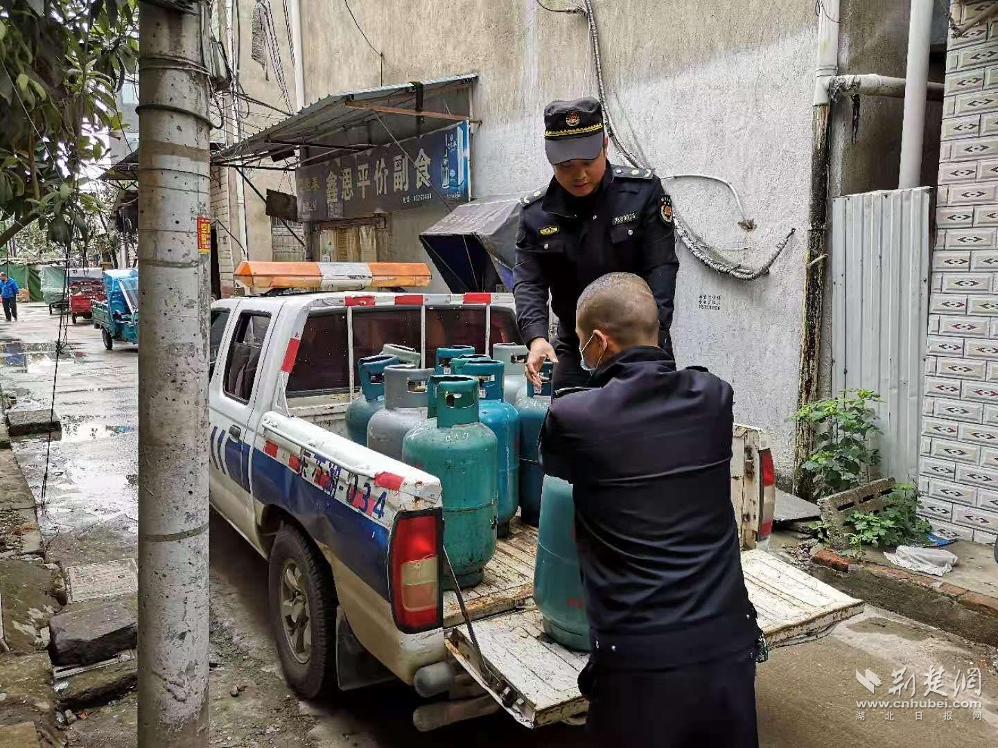 湖南嘉禾一城管当街抛扔老人物品砸到路边小车，官方：事件已得到处理_人员_视频_来源