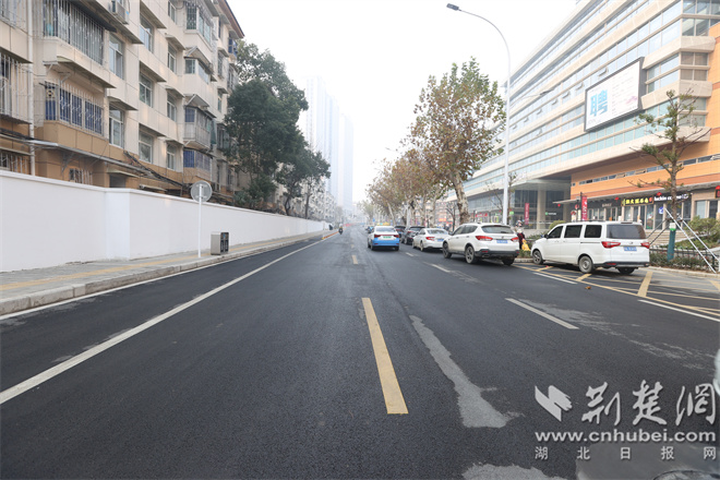 珞珈山路平坦.jpg