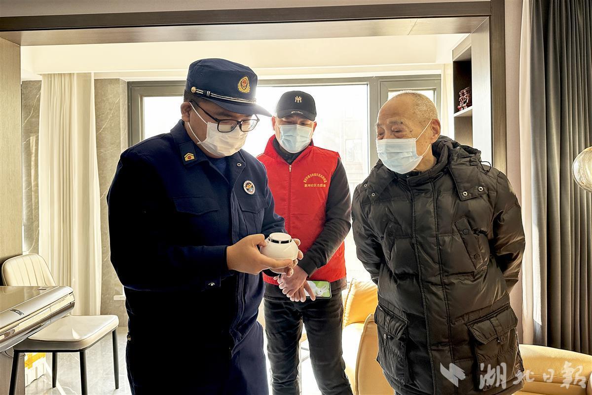 湖北多地消防组织“敲门服务队” 守护独居老人安全过冬
