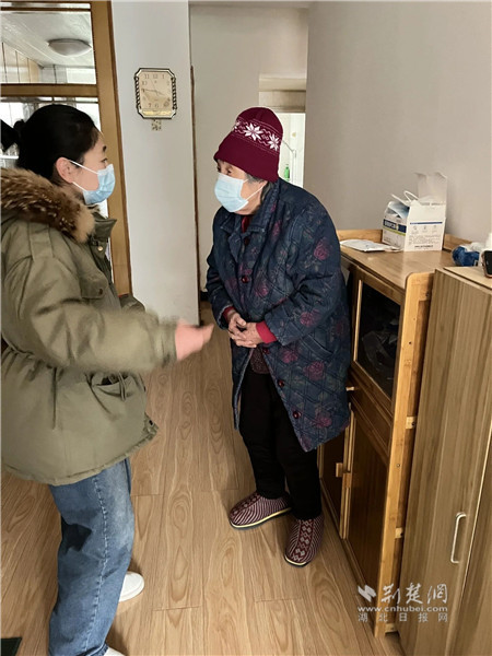 网格员上门为独居老人排查家庭安全隐患.jpg