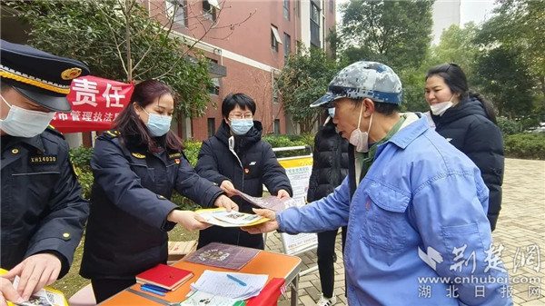 ②拧紧“安全阀” 洪山城管上门宣传燃气安全知识.jpg