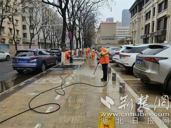 洪山城管开展卫生大扫除,扮靓城市环境.jpg