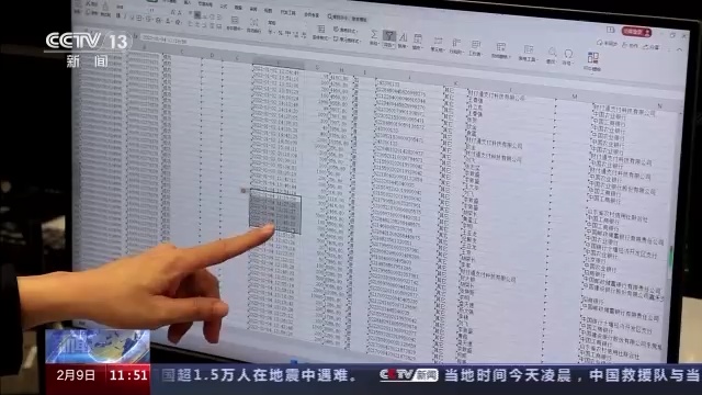 但是他们的银行账户短短几天内,流水达上千万元,这是非常不正常的事。警方分析,这些银行账户的持卡人,很