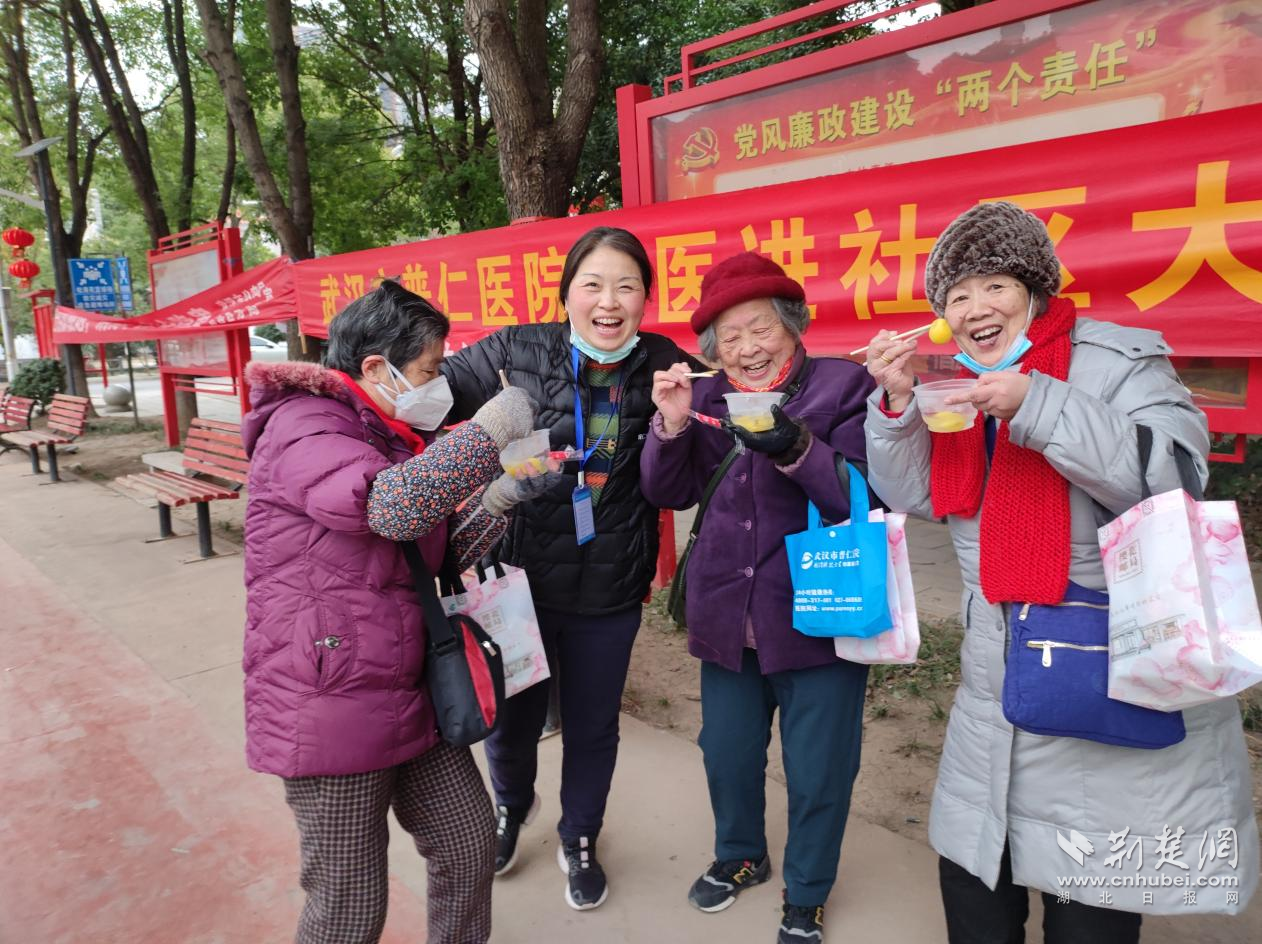 老人们吃着热气腾腾的汤圆.png.png