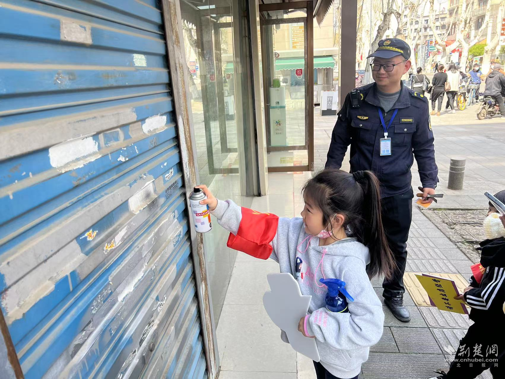 武昌户部巷：文明创建我先行“小小城管人”零距离体验古城街区治理pg电子平台(图5)