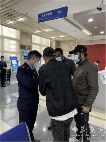 “双语”服务让外籍人士办税缴费“零障碍”.png.png