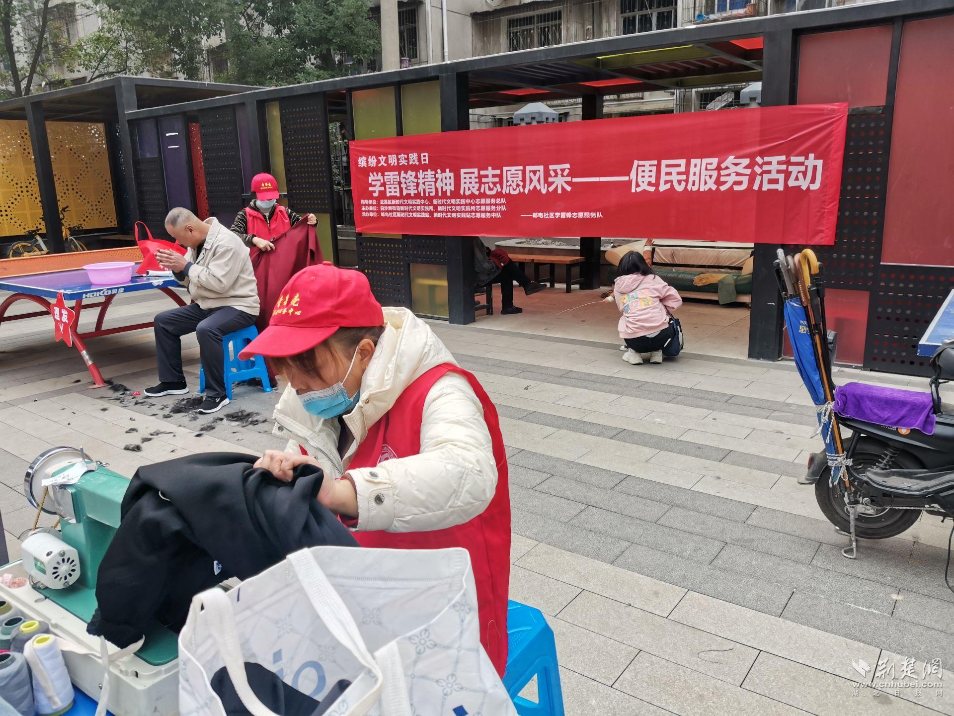 志愿者缝补衣服.jpg.jpg