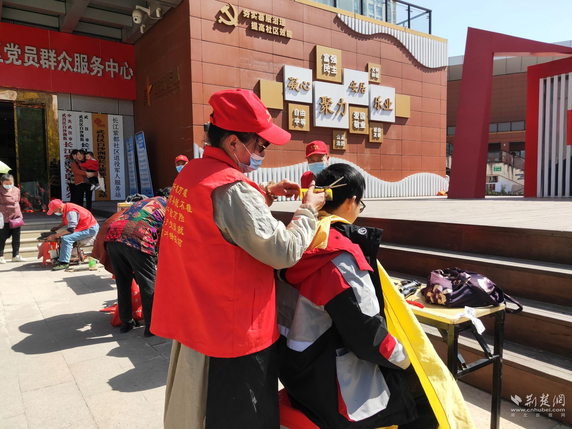辖区“两新”群体体验免费理发.jpg.jpg